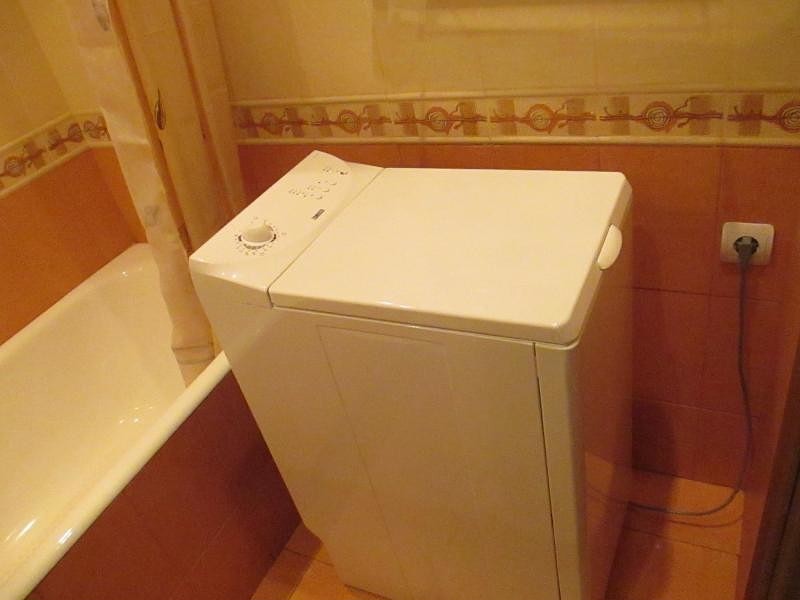 Авито вертикальная стиральная машина. Стиральные машины с вертикальной загрузкой в ванной. Стиралка с вертикальной загрузкой в ванной. Вертикальная стиральная машина в ванной. Стиральная машина с вертикальной загрузкой в маленькой ванной.