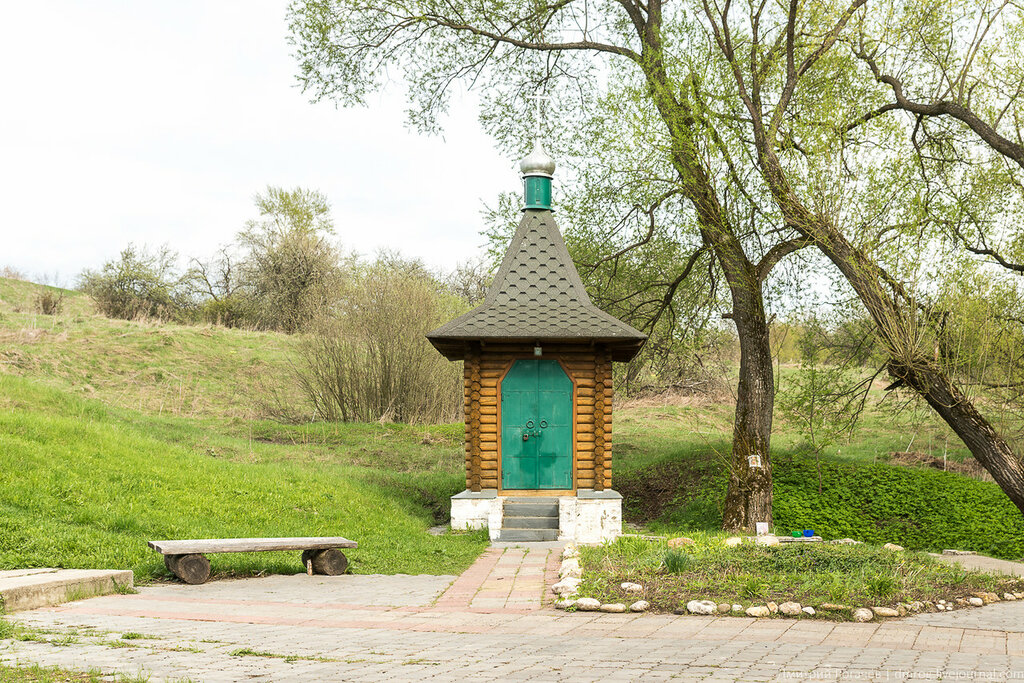 Родник это. Белый колодец Зарайск. Родник белый Колодезь. Зарайск Святой источник. Зарайск Родник.