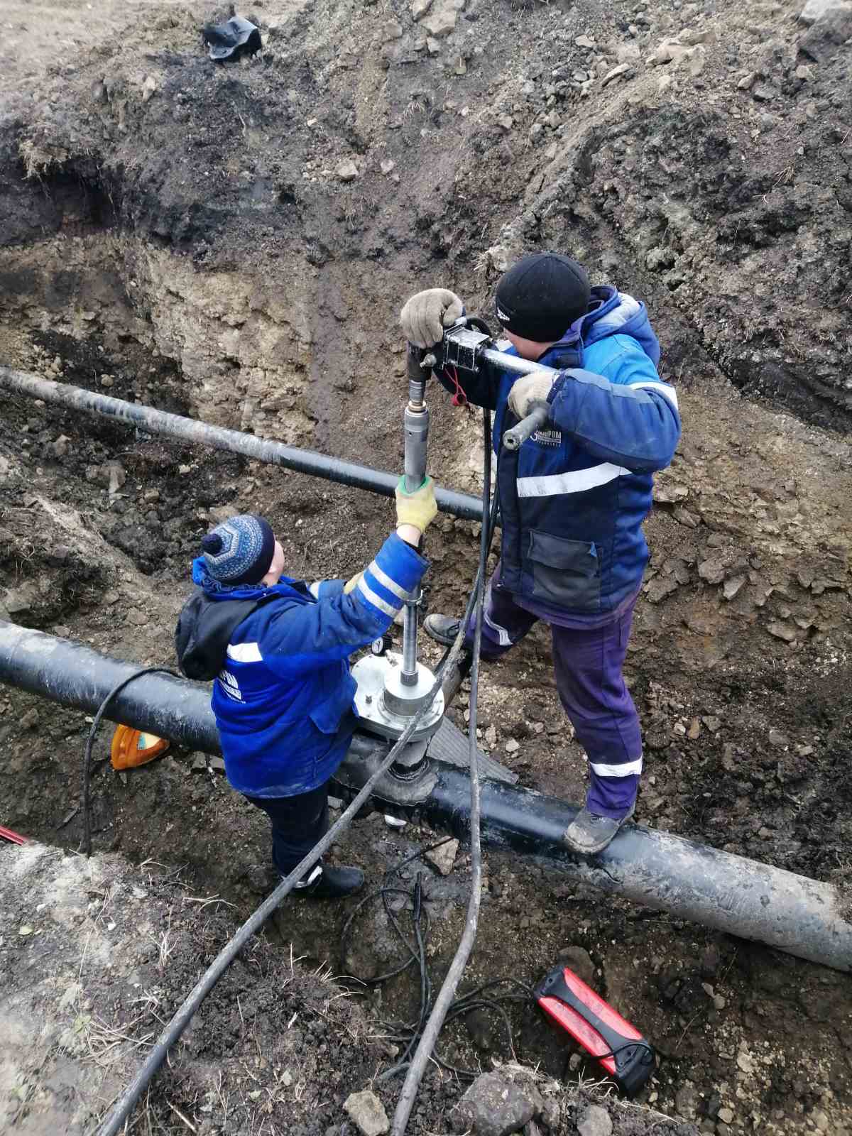 Газ под давлением. Врезка под давлением в водопровод ду600. Врезка трубопровода под давлением 110. Безогневая врезка в магистральный газопровод. Врезка под давлением в магистральный газопровод dn1400 Газпром.