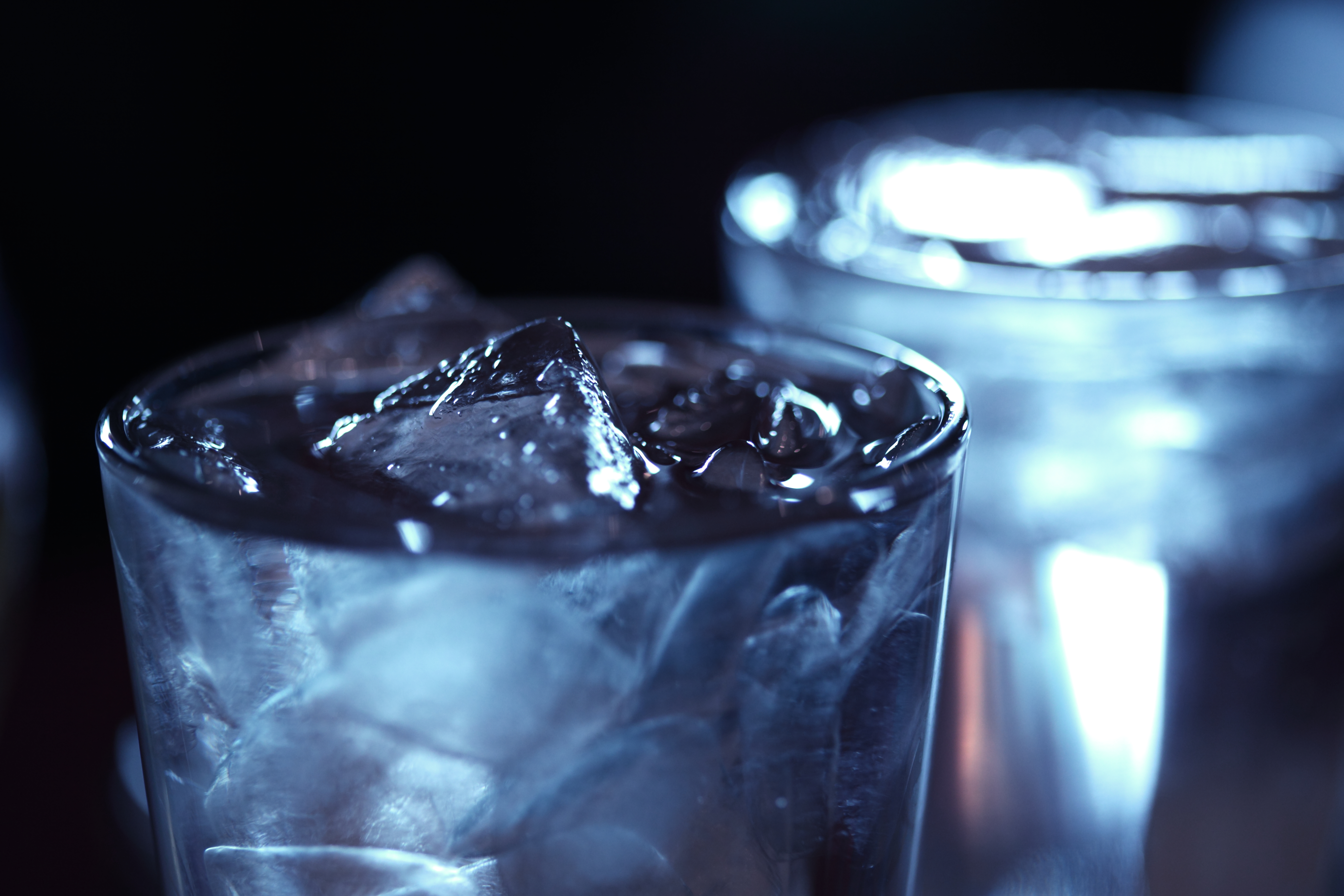 Живой лед по порядку. Лед в стакане. Вода со льдом. Стакан воды со льдом. Бокал со льдом.